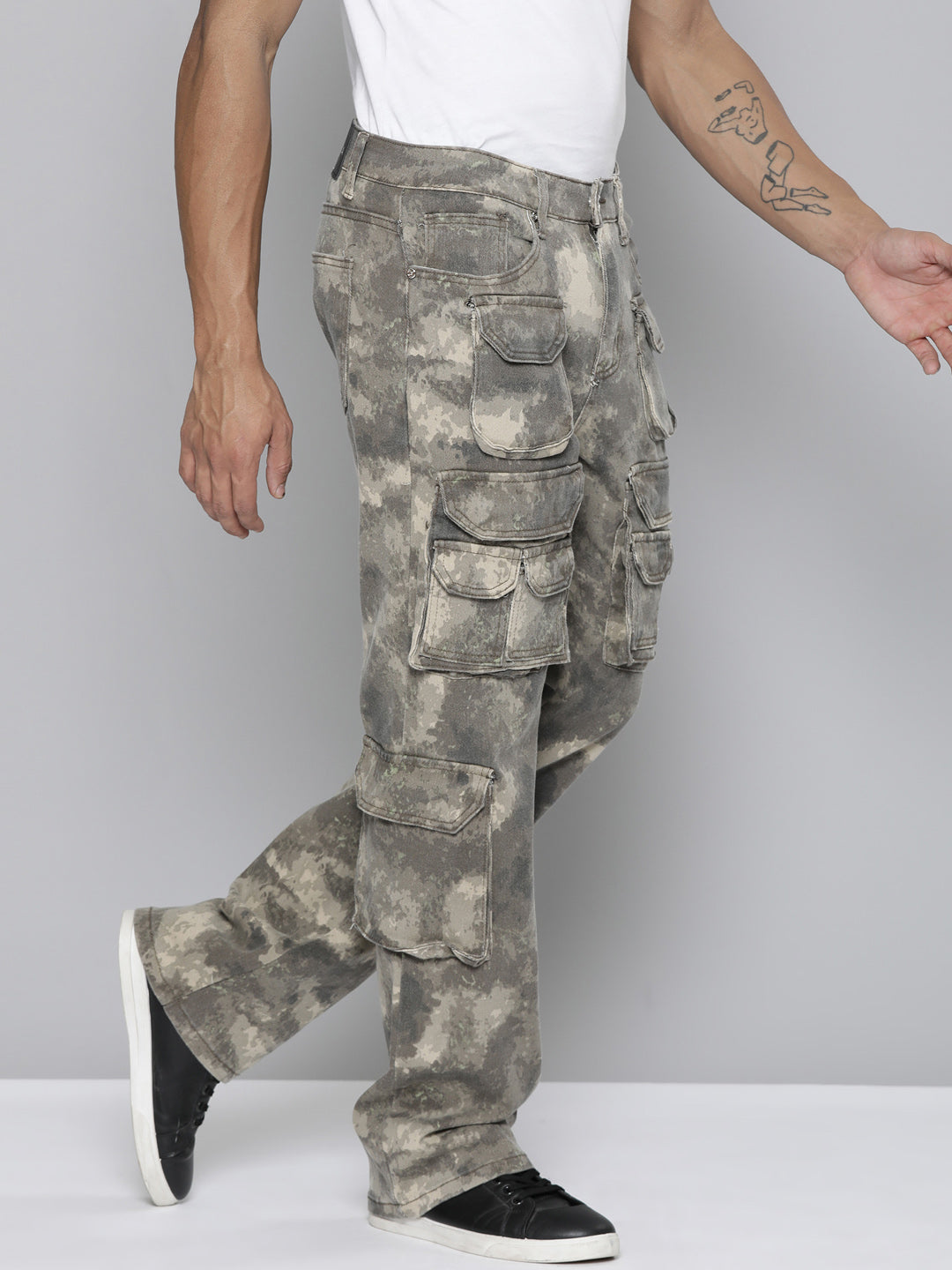 CAMO RELAXED FIT JEAN WITH CARGO POCKETS