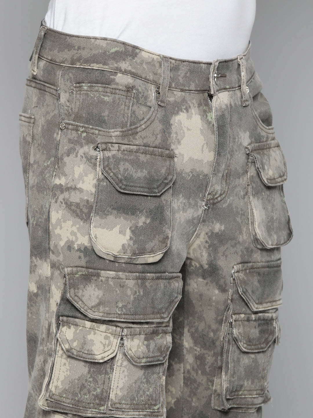 CAMO RELAXED FIT JEAN WITH CARGO POCKETS