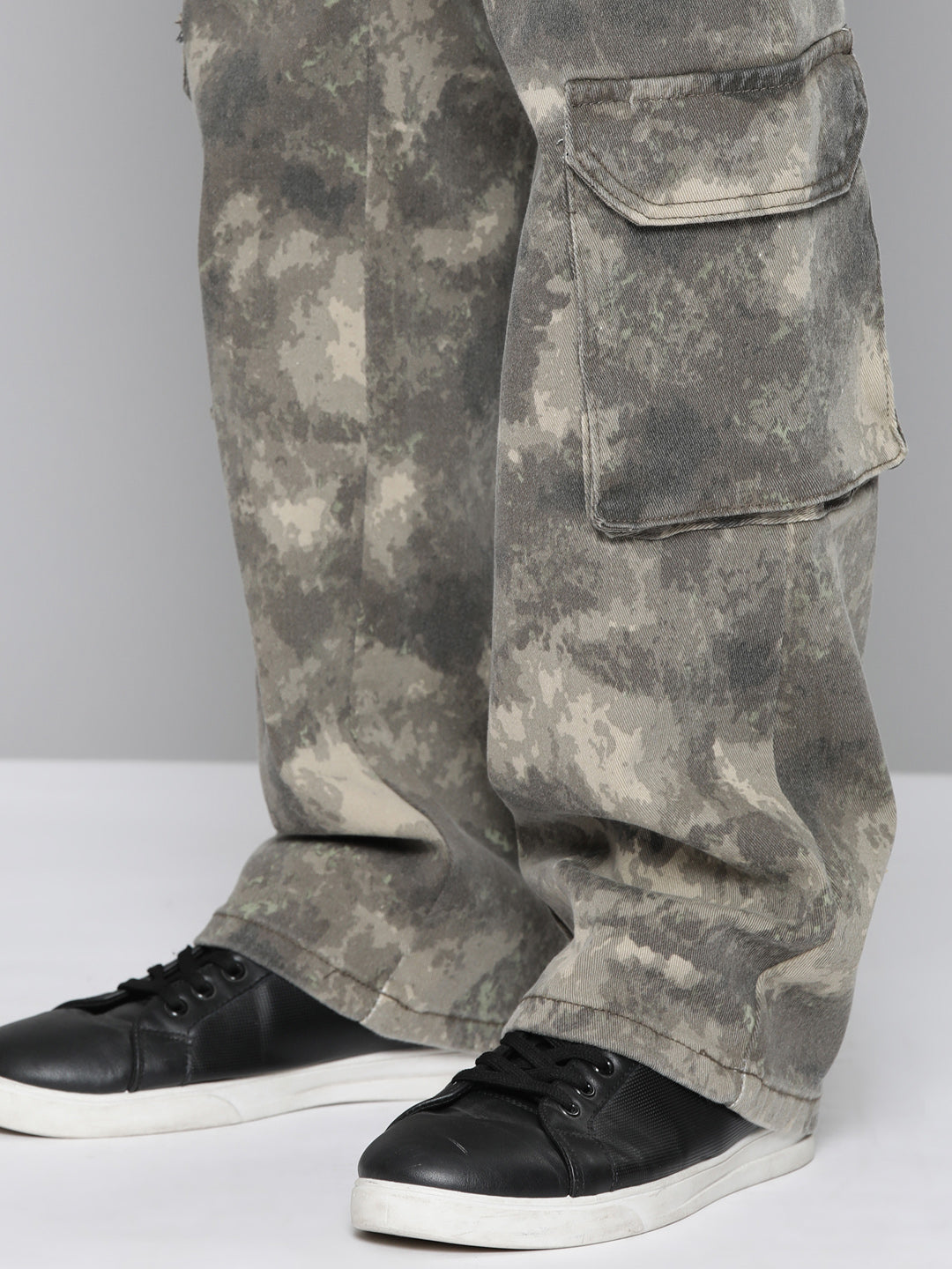 CAMO RELAXED FIT JEAN WITH CARGO POCKETS